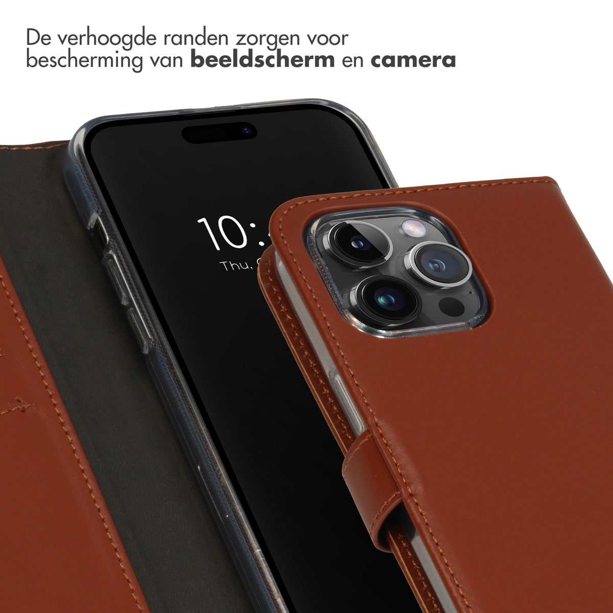 Étui en cuir marron avec téléphone à l'intérieur, le téléphone affiche l'heure.