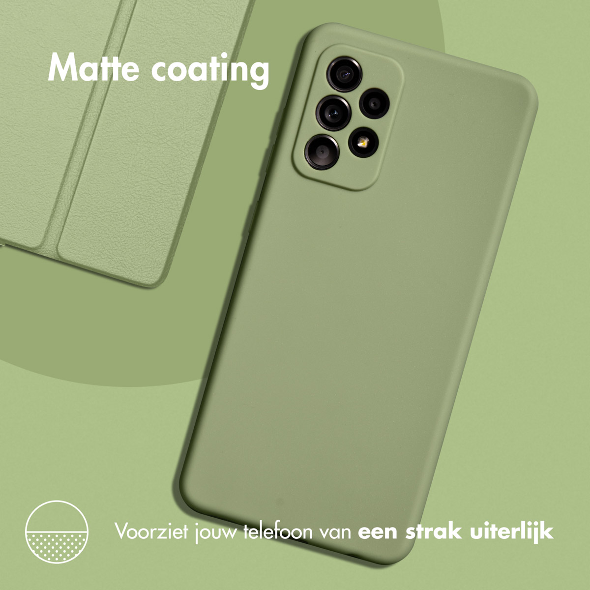 Een groene telefoonhoes met meerdere cameralenzen op een groene ondergrond. Tekst: 'Matte coating' en Nederlandse tekst.