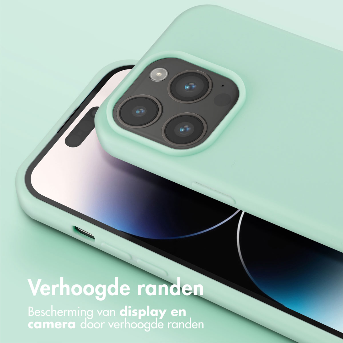 Une coque de téléphone vert clair avec un téléphone à l'intérieur. La coque a des bords surélevés.