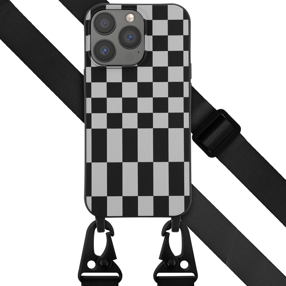 Coque de téléphone à carreaux noirs et blancs avec une sangle noire. Le téléphone est attaché à la sangle.