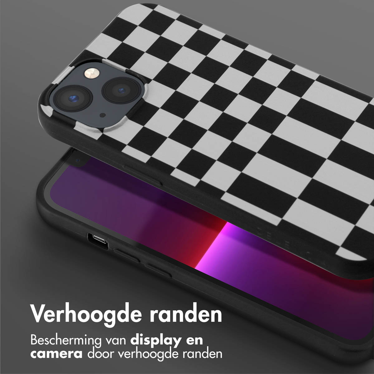 Coque de téléphone avec motif damier noir et blanc sur surface grise.