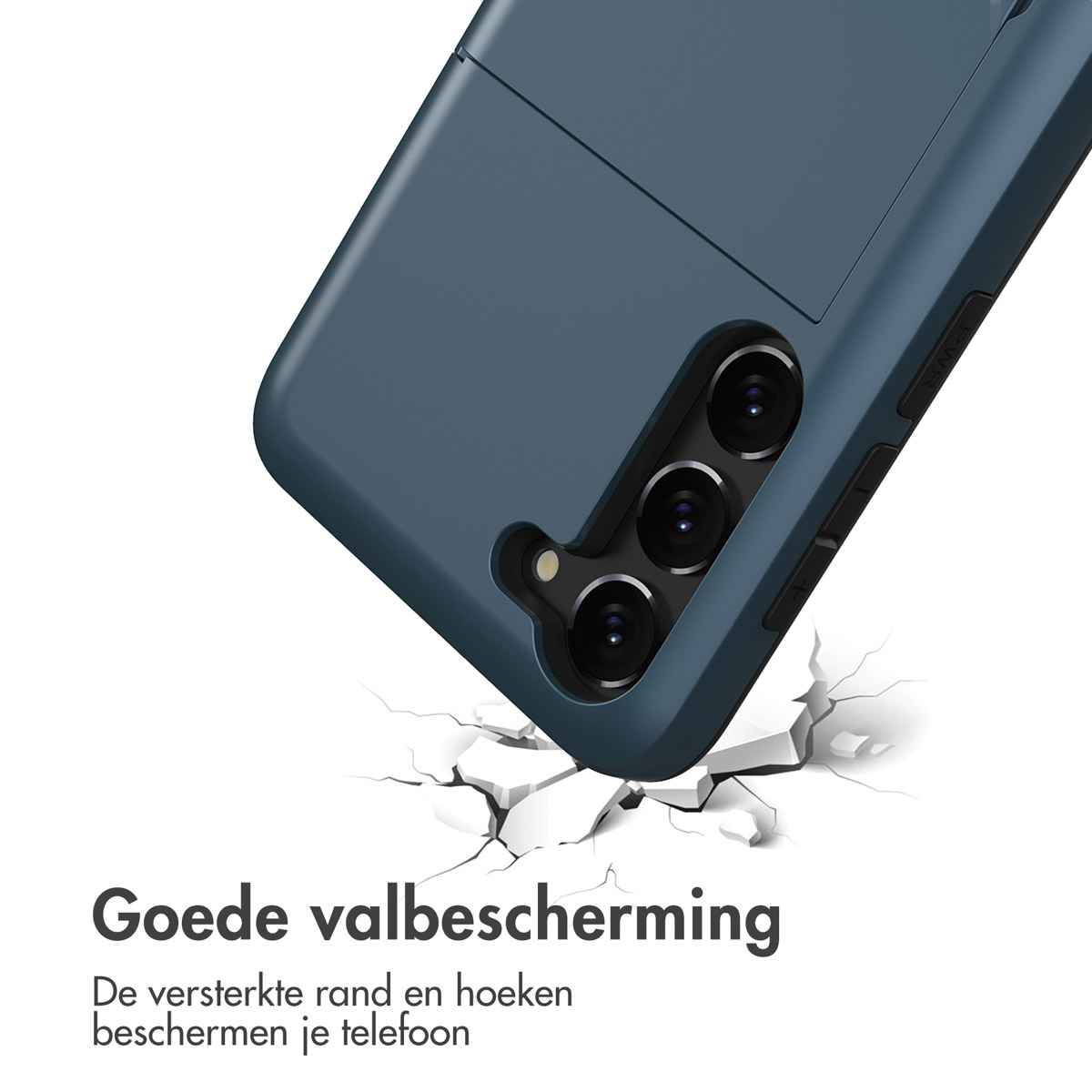 Een telefoon met een donkerblauwe hoes. De hoes is beschadigd. Op een wit oppervlak.