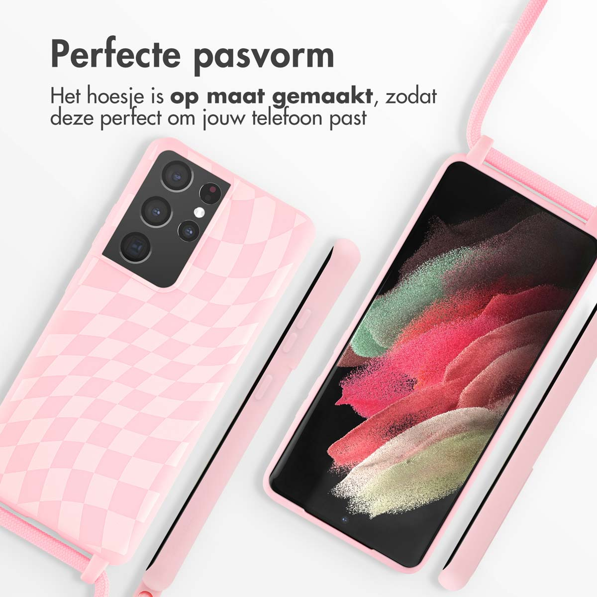 Roze telefoonhoesje met ruitpatroon en koord. Een telefoon is erin geplaatst.