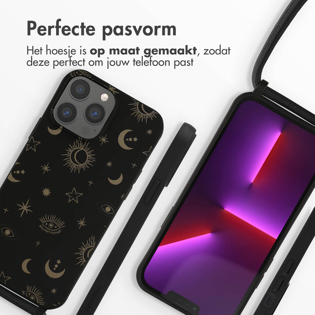 Zwarte telefoonhoes met zon-, maan- en sterrenpatroon, naast een smartphone.