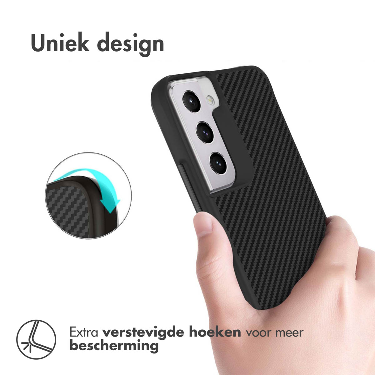 Een hand houdt zwarte telefoon met carbonpatroon hoes vast. Versterkte hoeken.