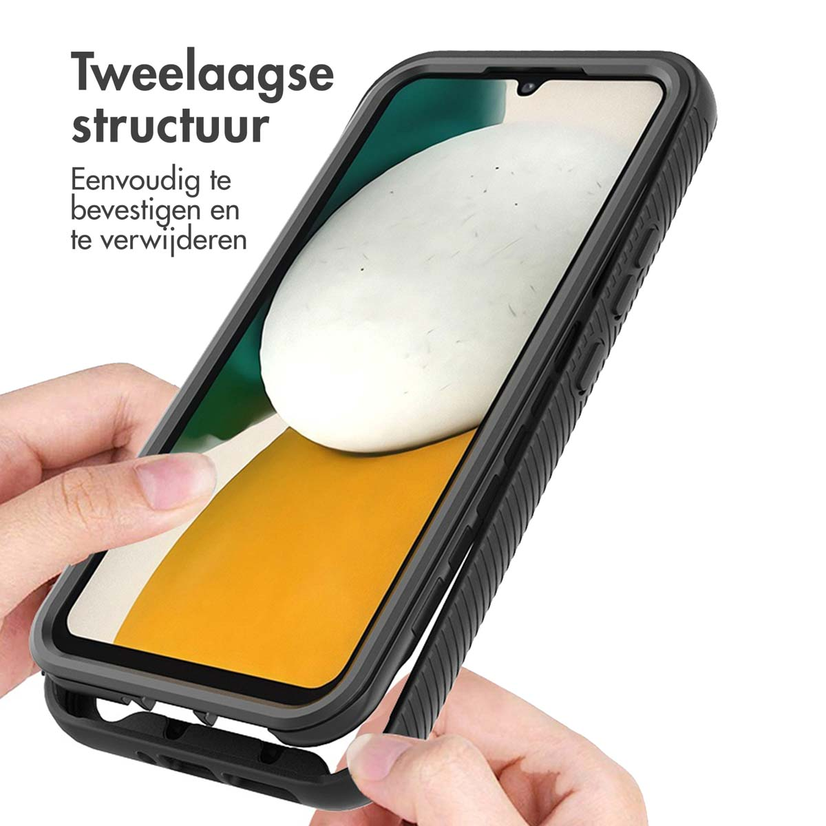 Deux mains assemblent une coque de téléphone noire à surface texturée.