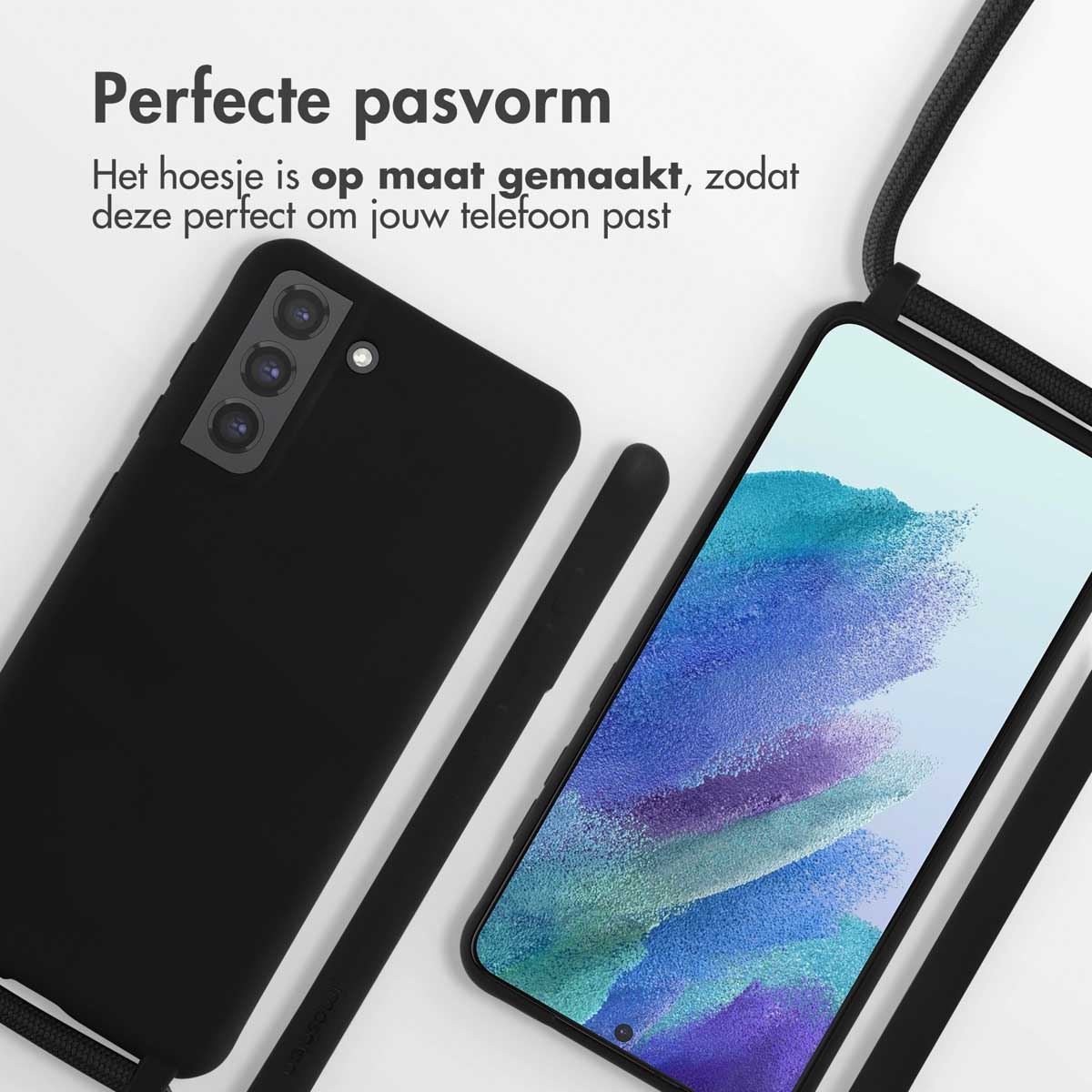 Een zwarte telefoonhoes en een smartphone met koord liggen naast elkaar.