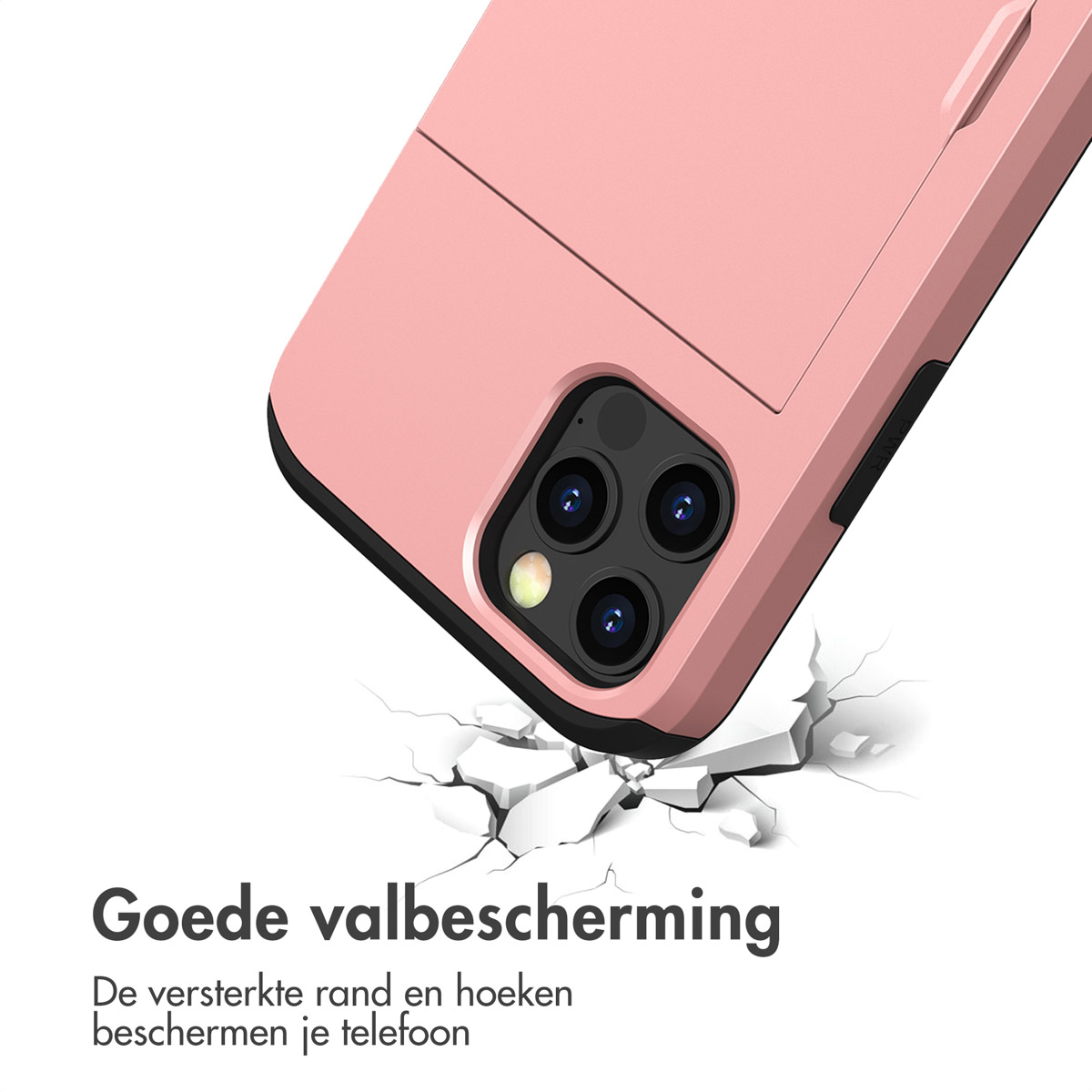 Een roze telefoonhoes met drie camera's valt op gebroken grond.