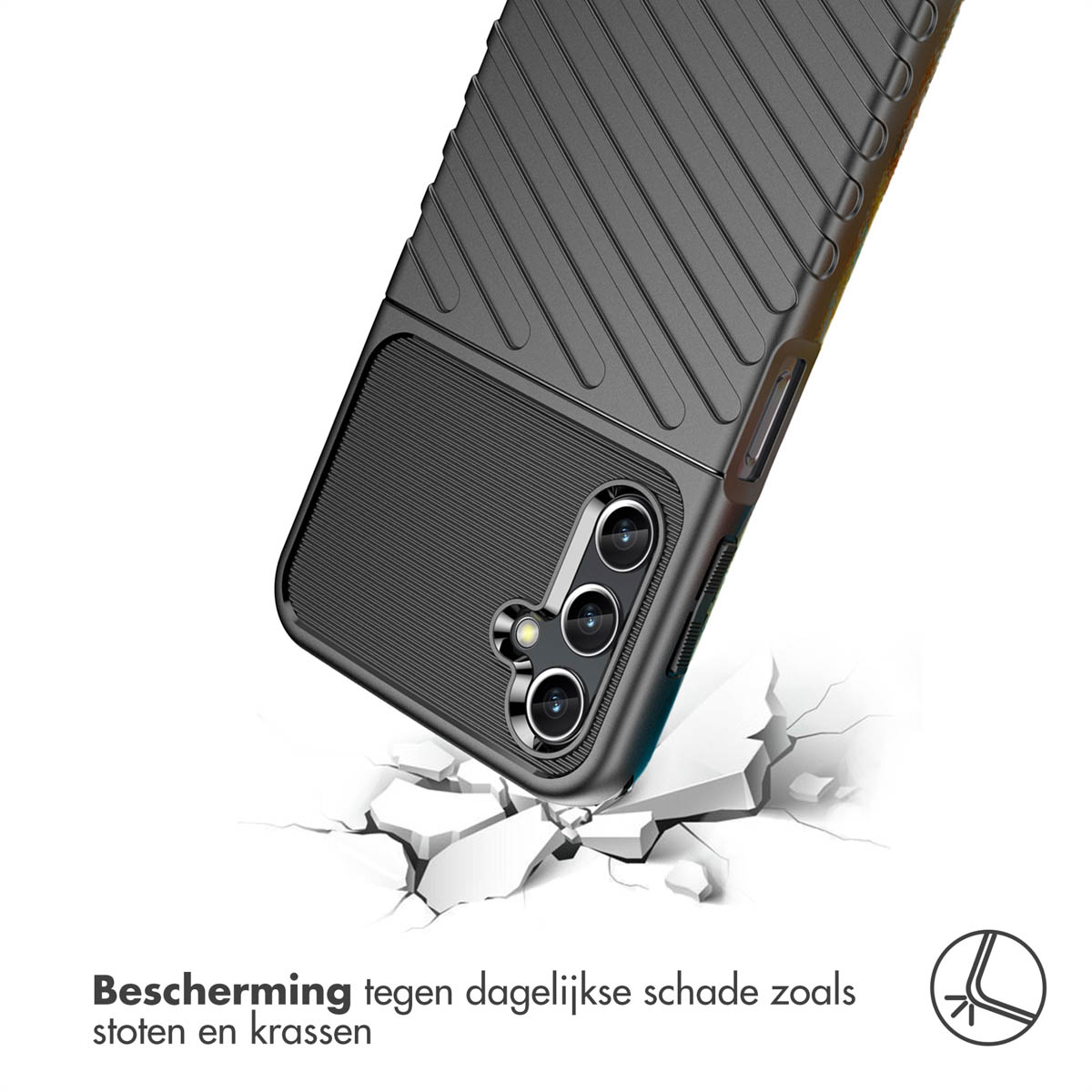 Zwarte ribbelige telefoonhoes valt op gebarsten grond.