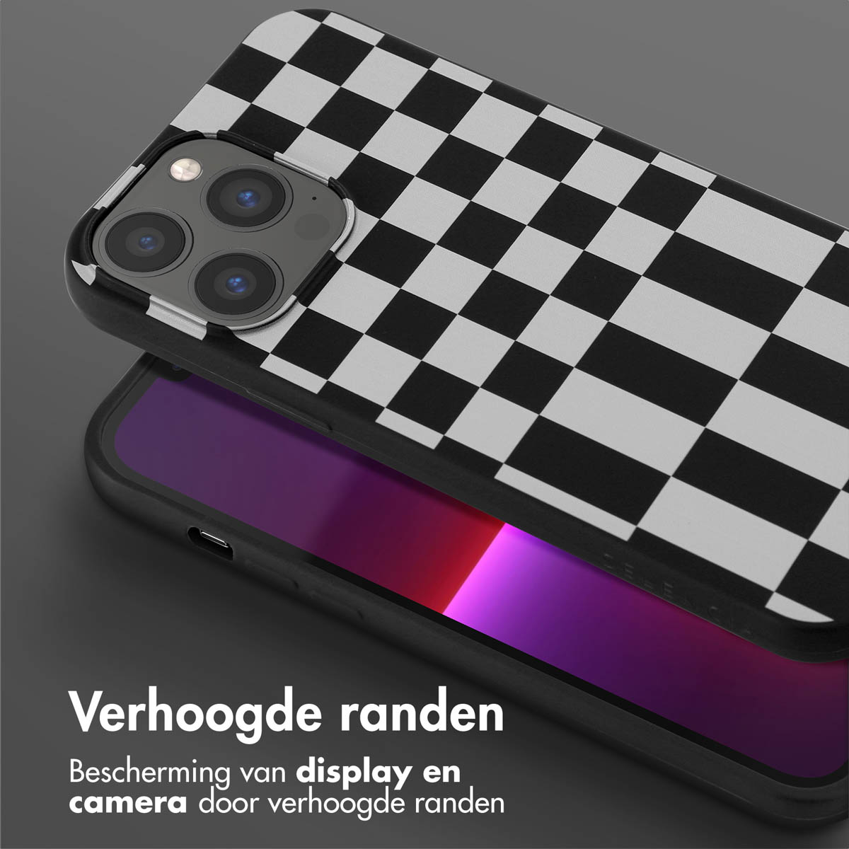 Téléphone avec coque à damiers. Motif à carreaux noir et blanc. Fond gris.