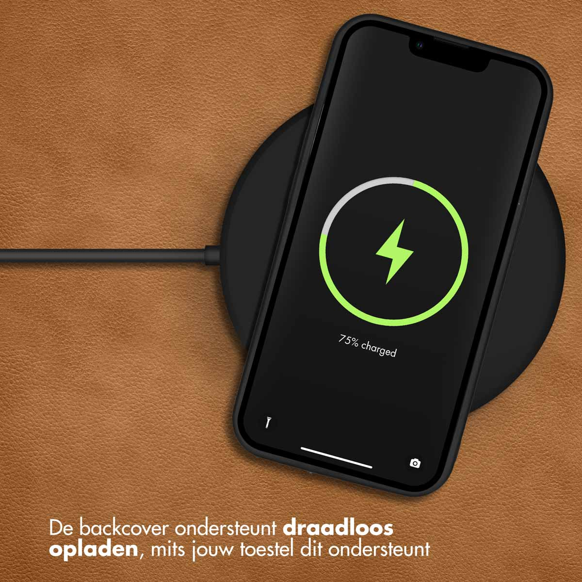 Een telefoon op een draadloze oplader. Scherm toont 75% opgeladen. Bruin oppervlak.