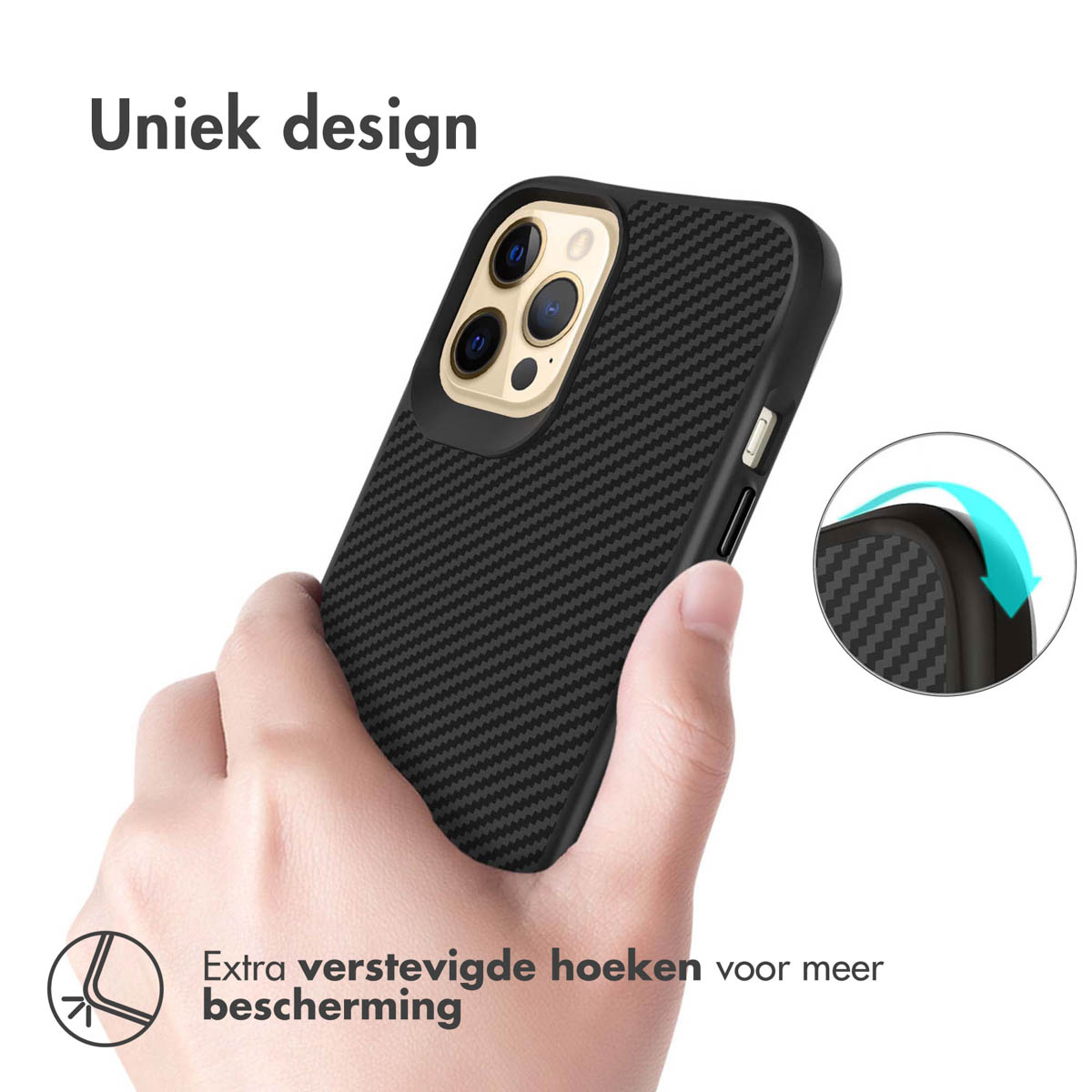 Hand die een zwarte telefoonhoes vasthoudt met een koolstofvezelpatroon. Tekst geeft extra bescherming aan.