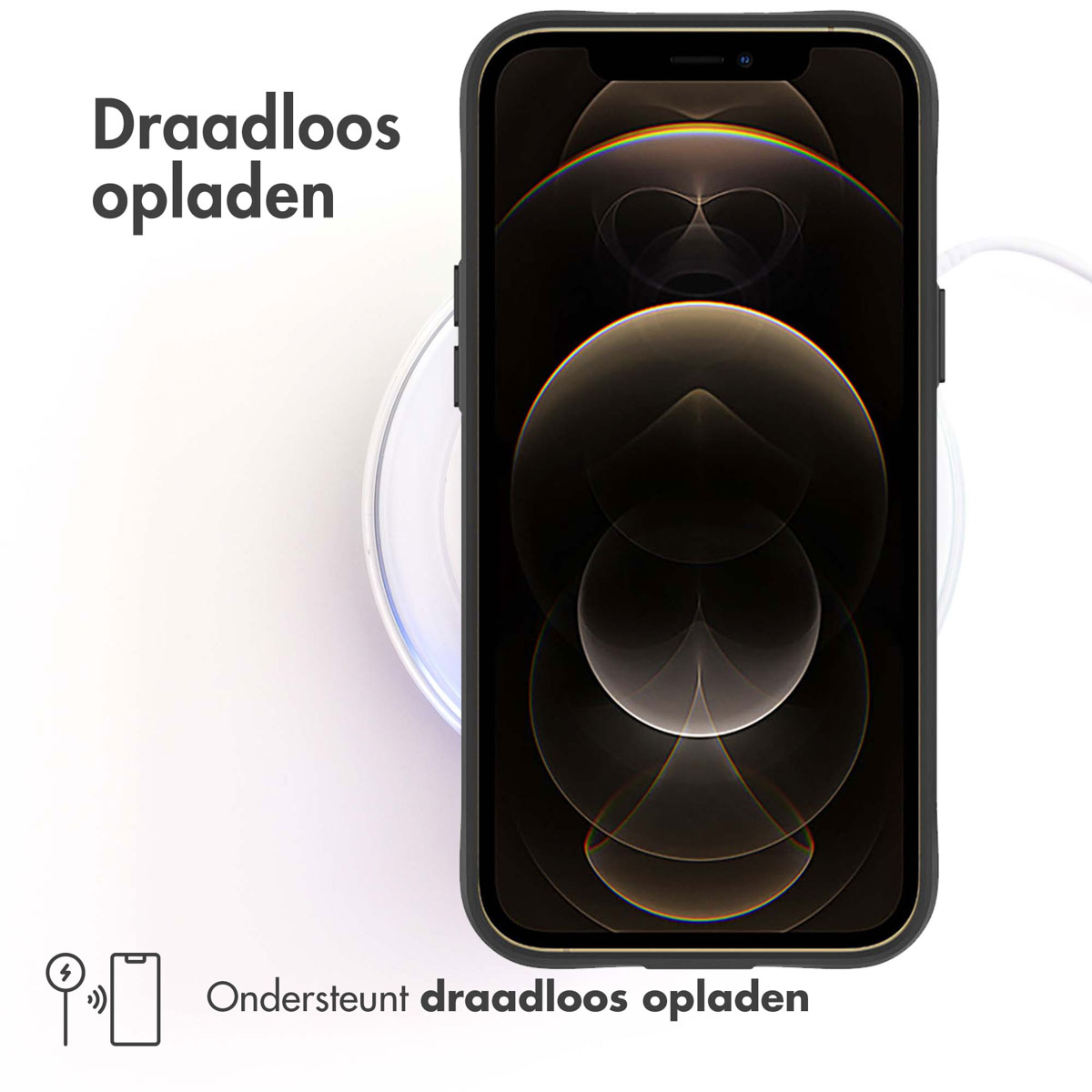 Telefoon draadloos opladen. Telefoon zit in een zwarte hoes. Witte achtergrond.