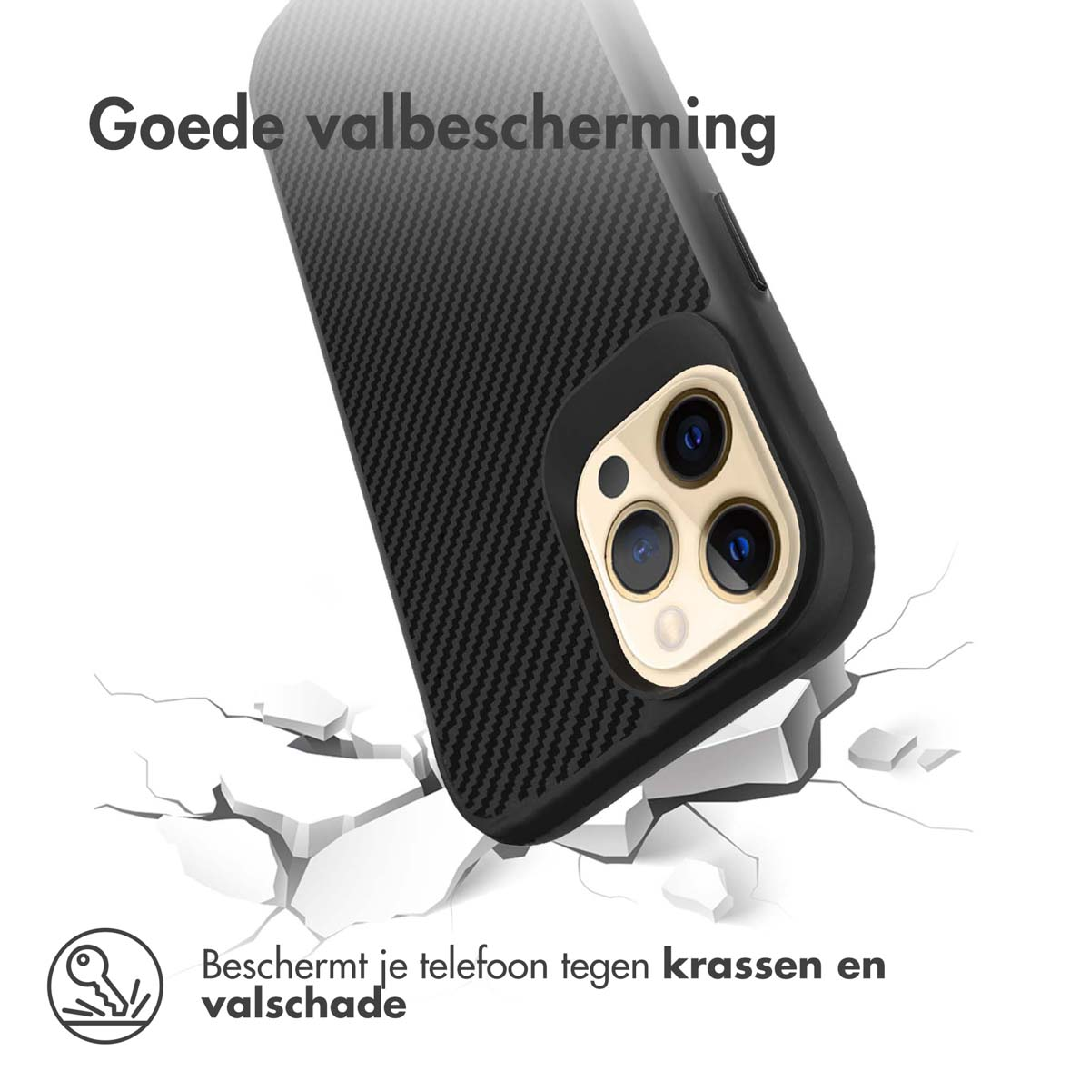 Zwarte telefoonhoes met carbonpatroon op gebroken grond.