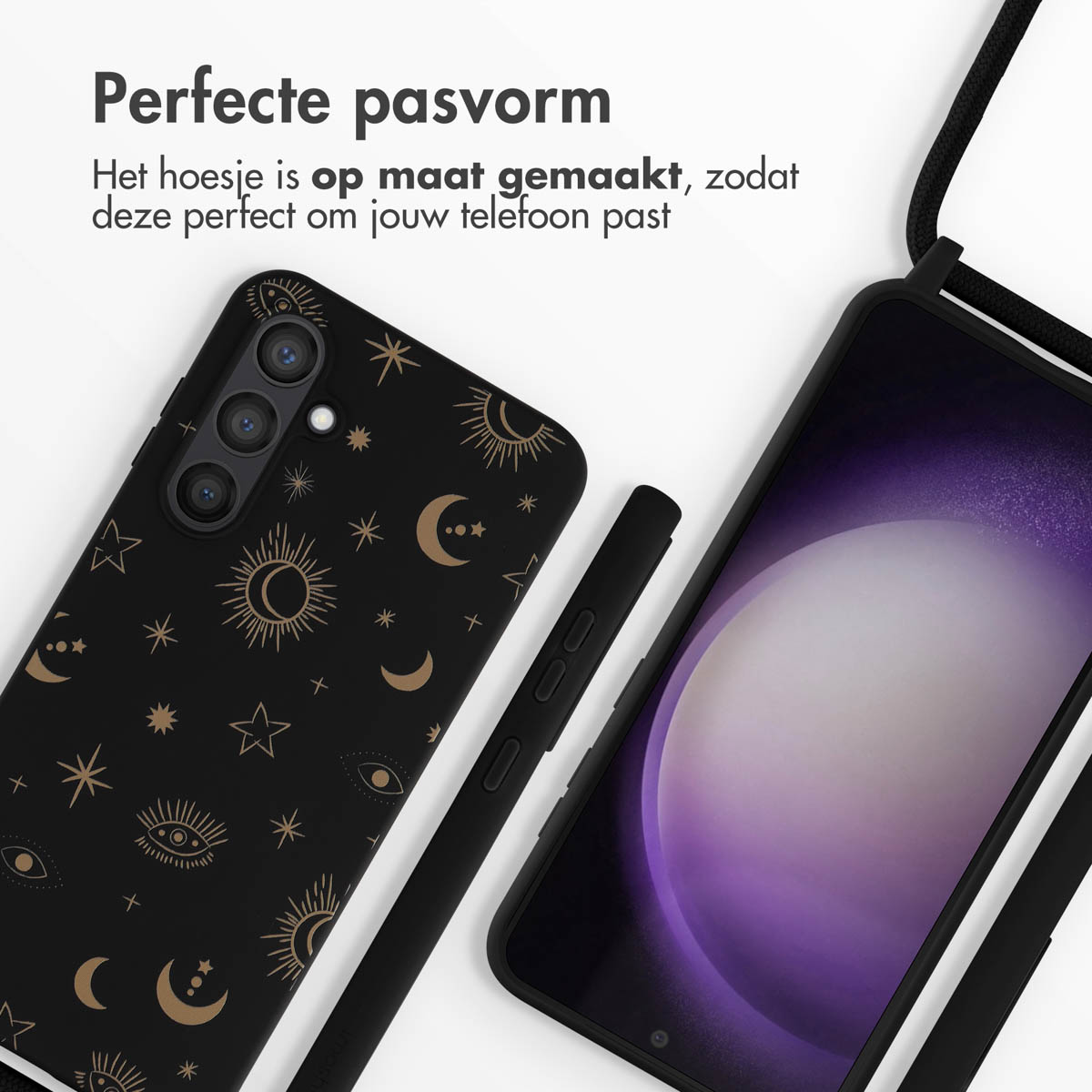 Zwarte telefoonhoes met goudkleurig zon- en maanpatroon, naast een telefoon.