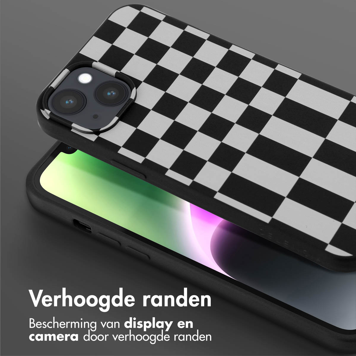 Coque de téléphone à carreaux noirs et blancs, couvrant un téléphone. Le téléphone est noir. Fond gris foncé.