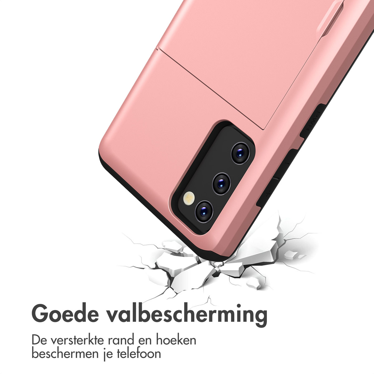 Een roségouden telefoonhoes met drie camera's valt op witte scherven.