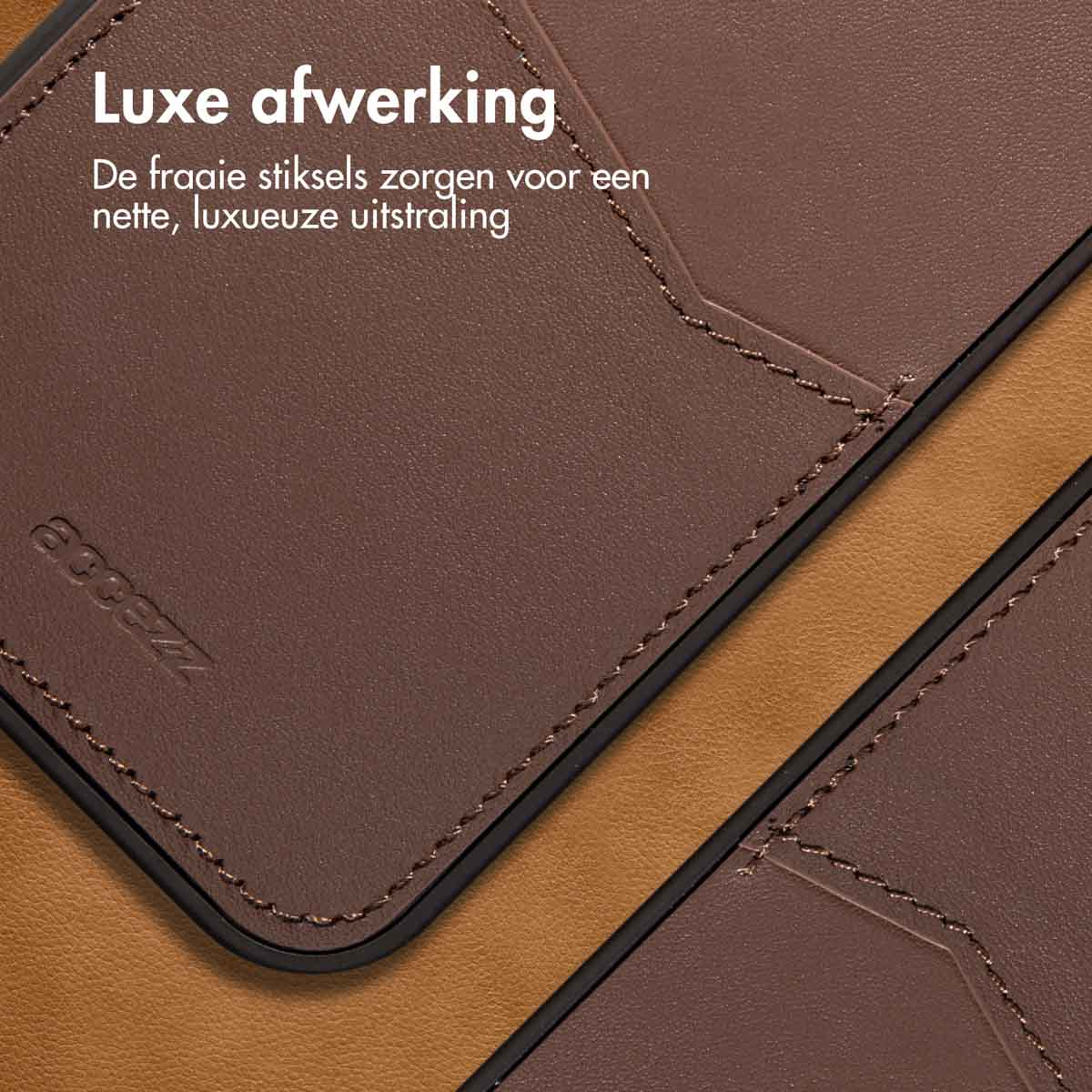 Close-up van bruine leren telefoonhoes met gestikte randen. Luxe afwerking.