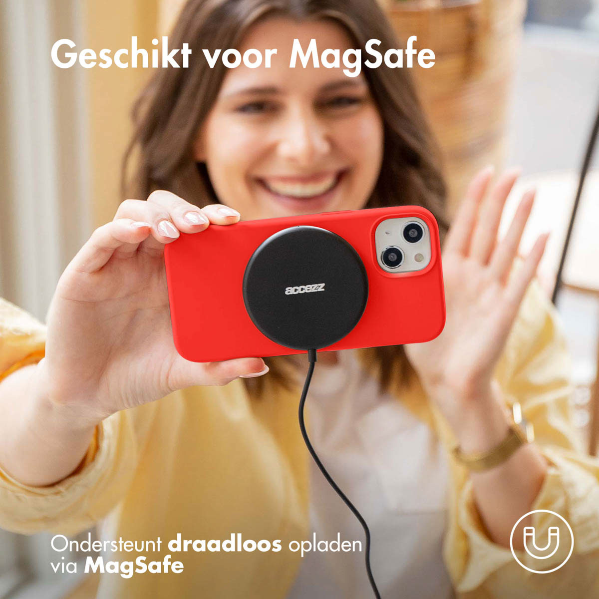 Frau hält eine rote Handyhülle mit einem schwarzen Ladepad. Auf dem Pad steht „addzz“.