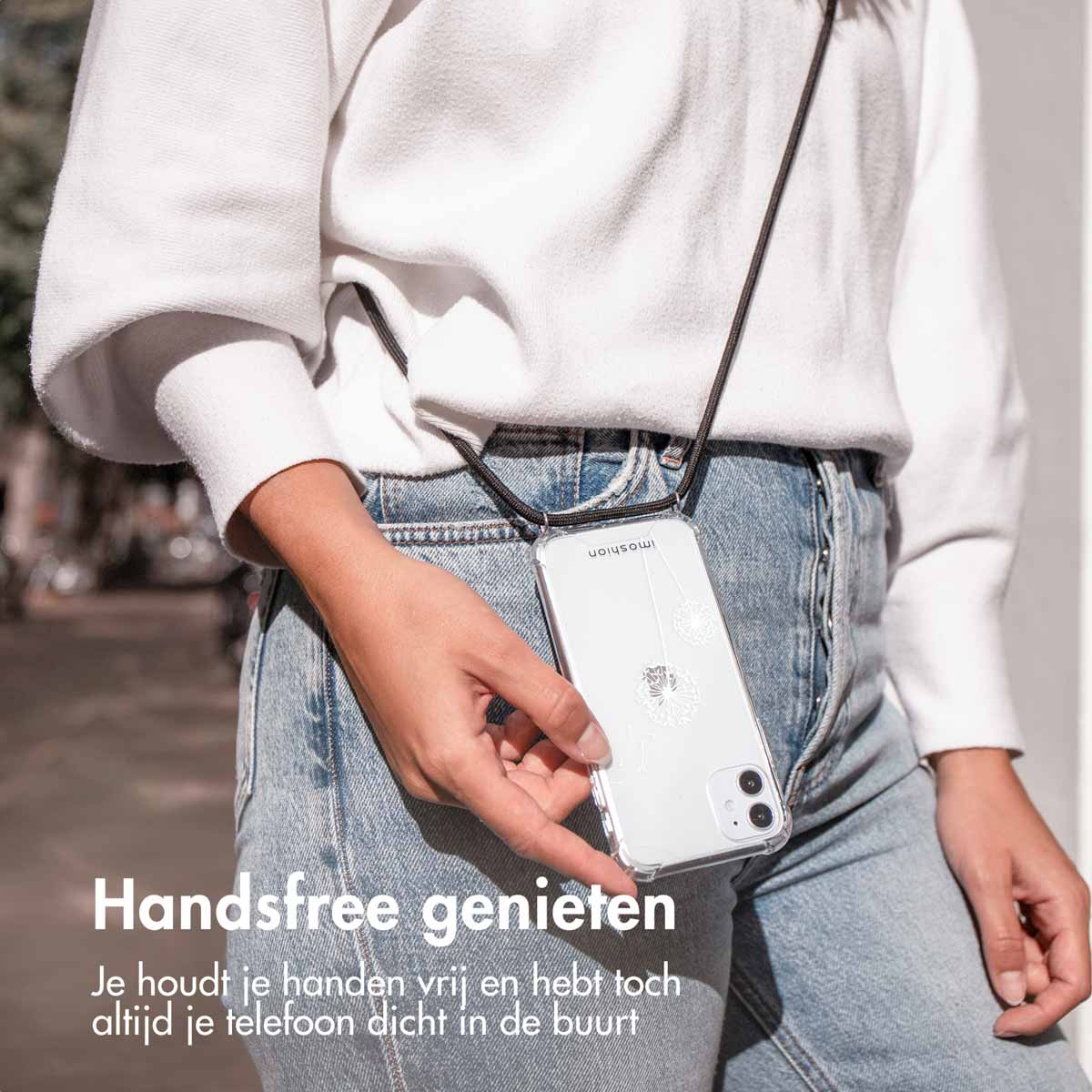 Een transparante telefoonhoes met een zwart koord om iemands nek.