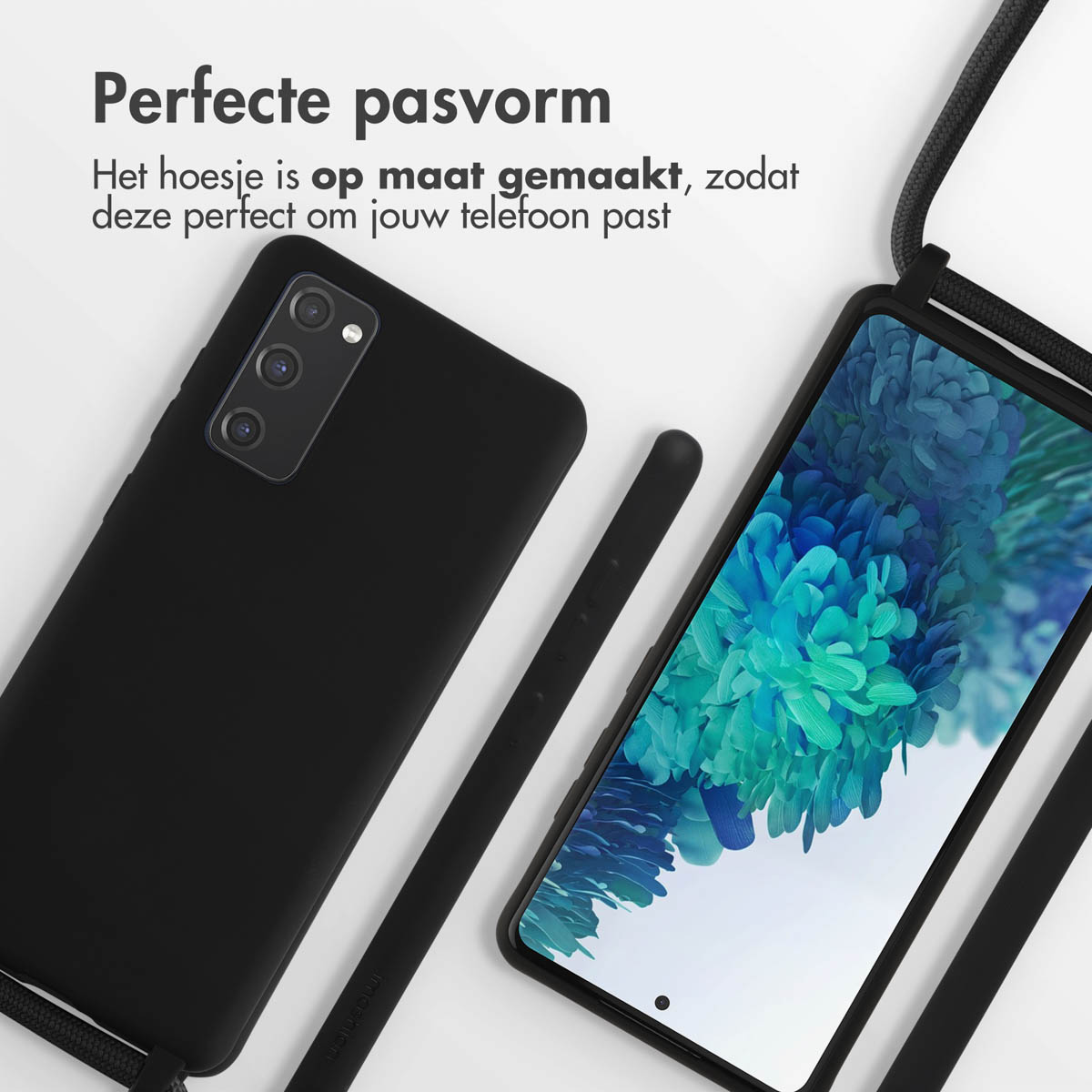 Zwarte telefoonhoes en een smartphone met een blauwgroene achtergrond.