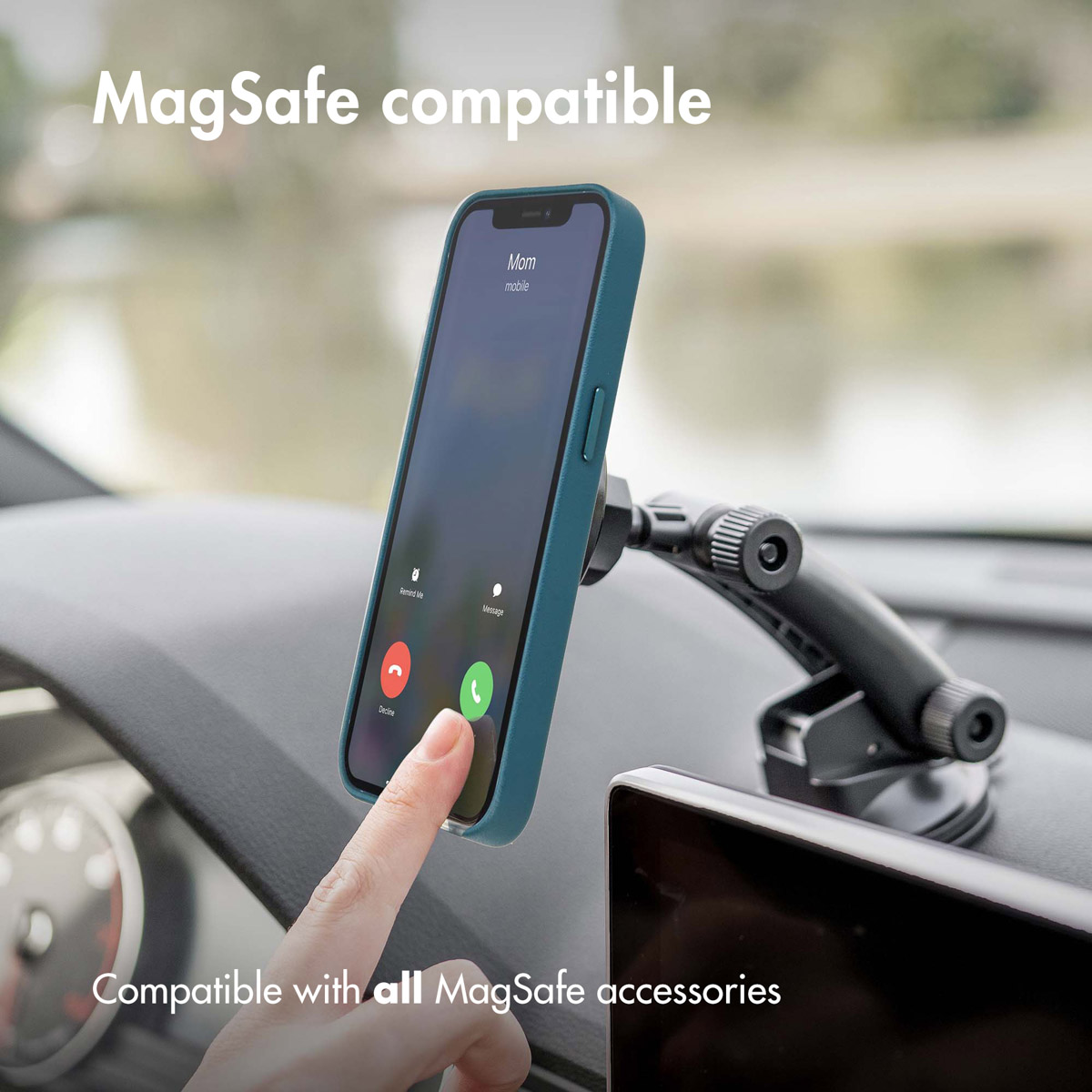 Een telefoon in een blauwgroene hoes gemonteerd op een telefoonhouder voor in de auto. Een hand drukt op de groene belknop.