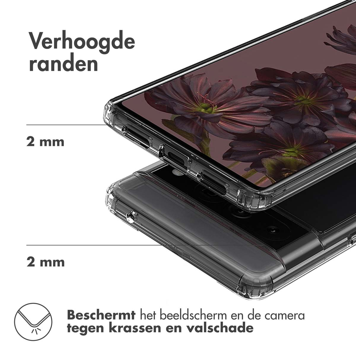 Coque transparente. La coque protège un téléphone. Montre les bords surélevés.