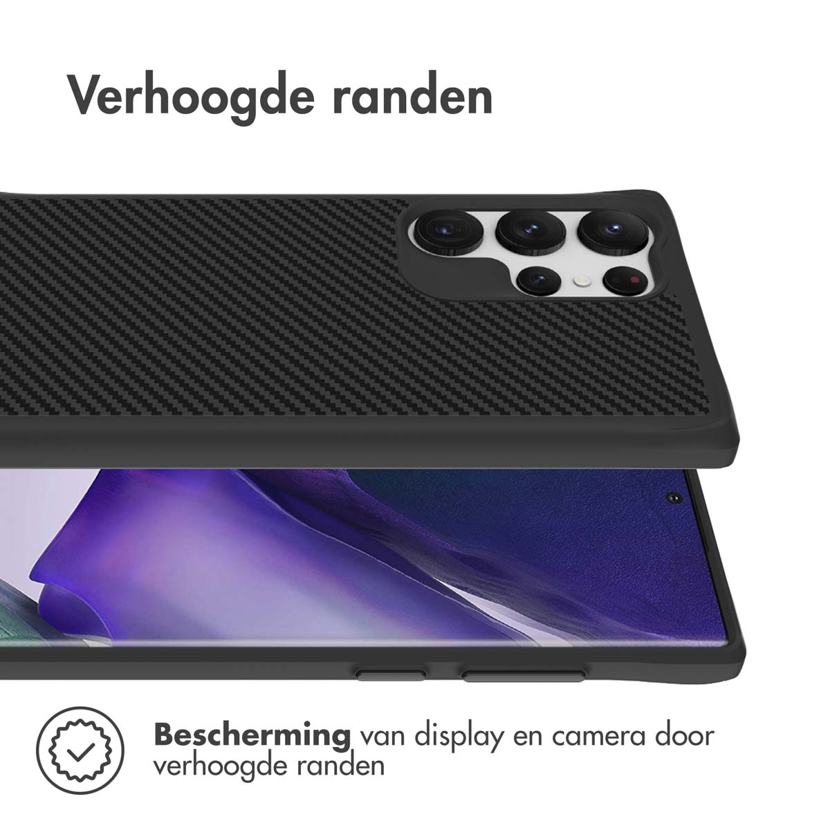 Close-up van een telefoonhoesje op een telefoon. De hoes heeft een koolstofvezelontwerp.