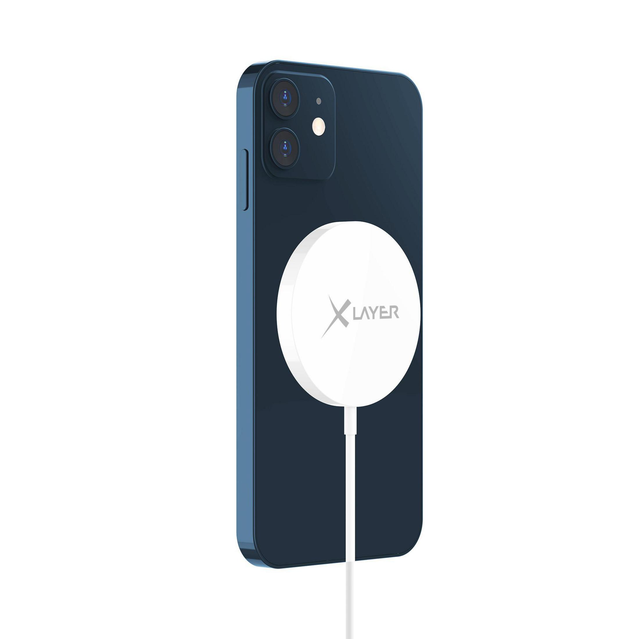 Blaues Telefon mit weißem, kreisförmigem, kabellosem Ladegerät. Weißer Hintergrund.