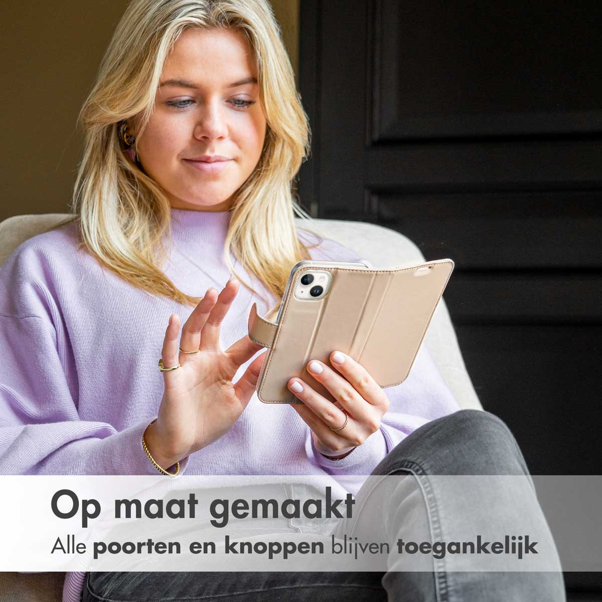 Een blonde vrouw houdt een telefoon met een goudkleurige hoes vast.