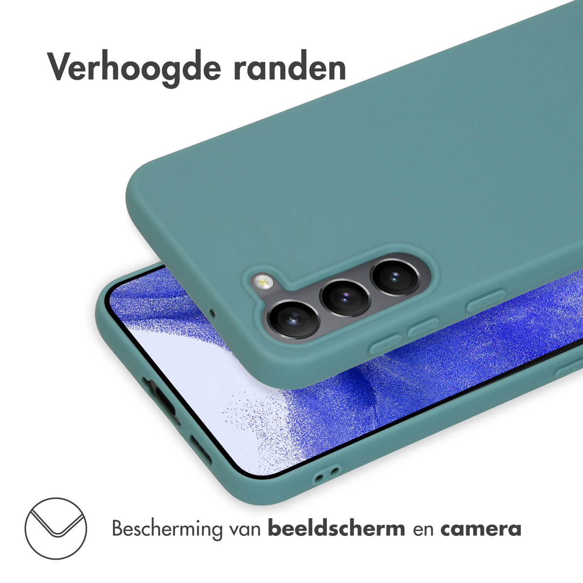 Groene telefoonhoes met verhoogde randen. De hoes ligt over een telefoonscherm en camera.