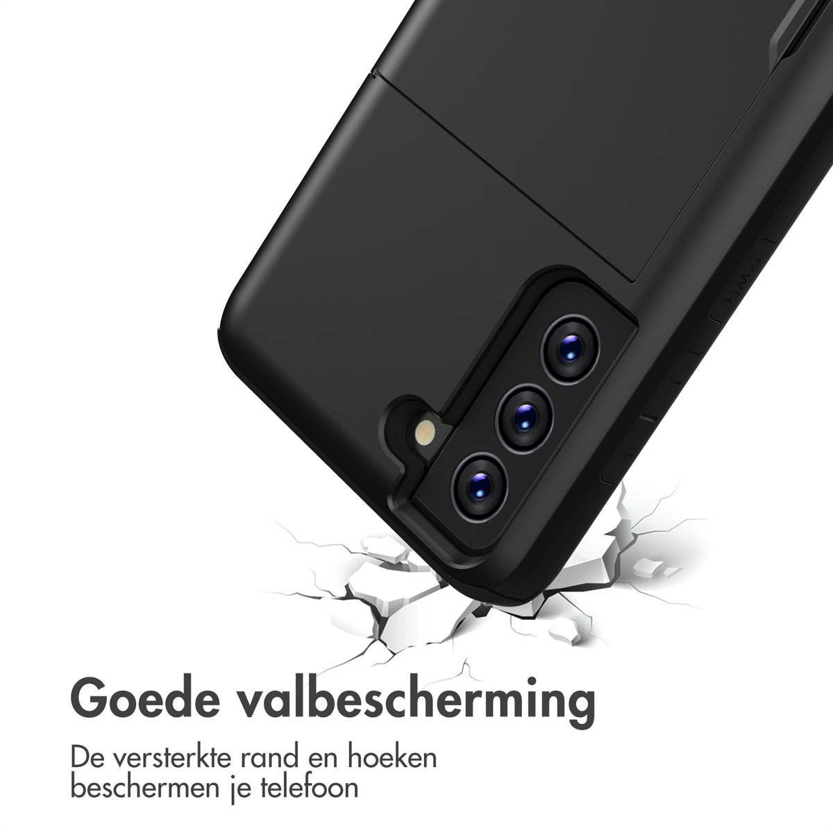 Zwarte telefoonhoes met drie cameralenzen op een gebarsten oppervlak.