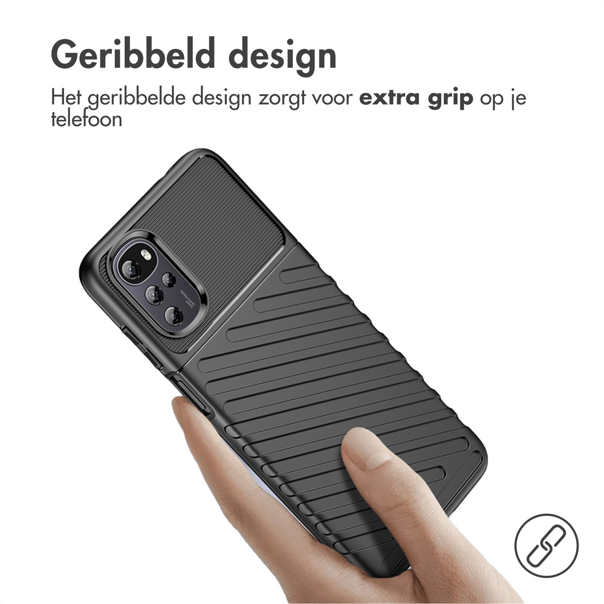 Coque de téléphone noire au design côtelé, tenue par une main.