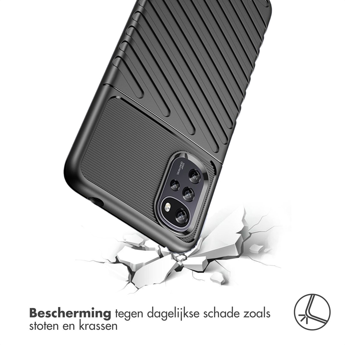 Une coque de téléphone noire à prise texturée tombe sur une surface blanche fissurée.
