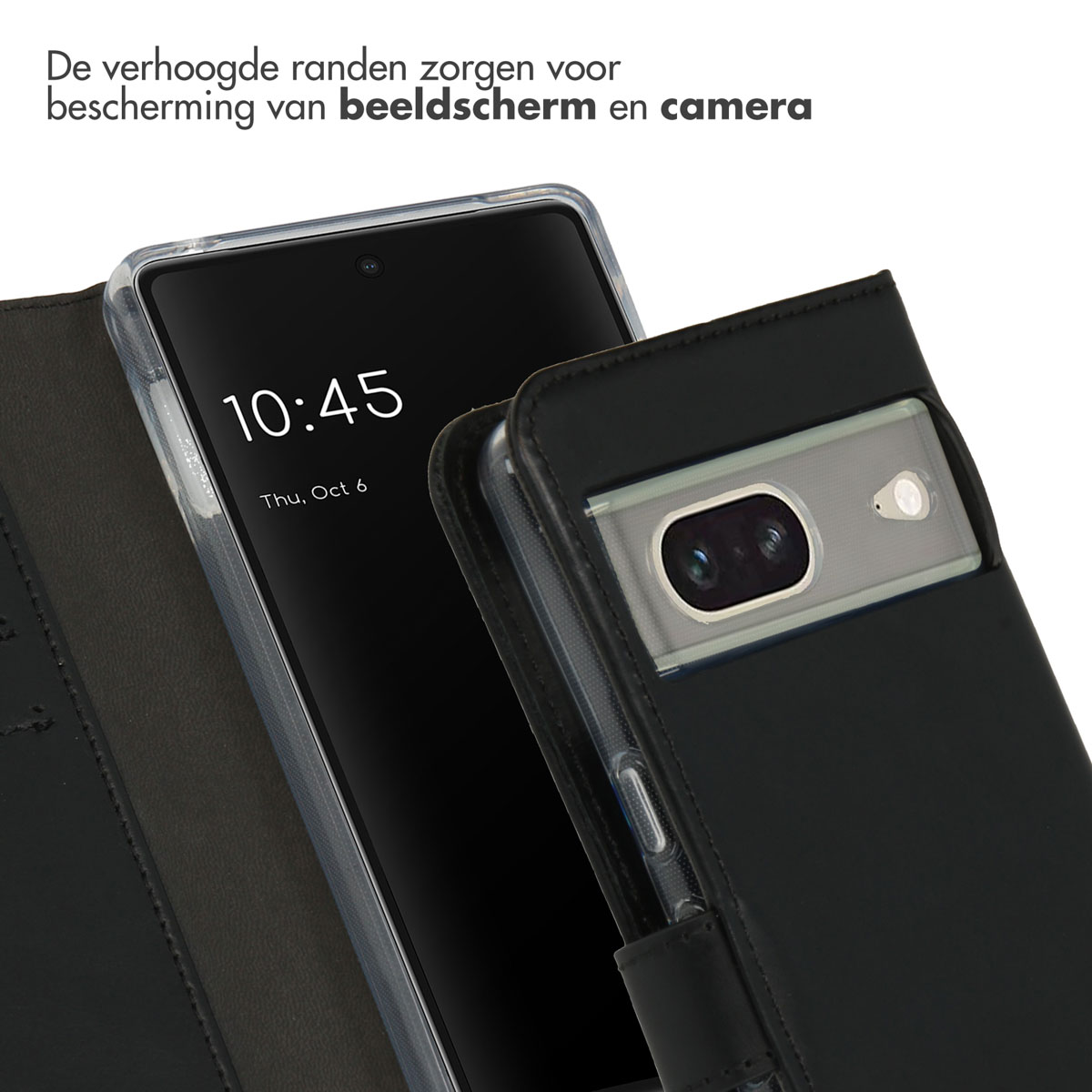 Een telefoon in een hoes met de tijd op het scherm. De hoes is open, waardoor de camera zichtbaar is.