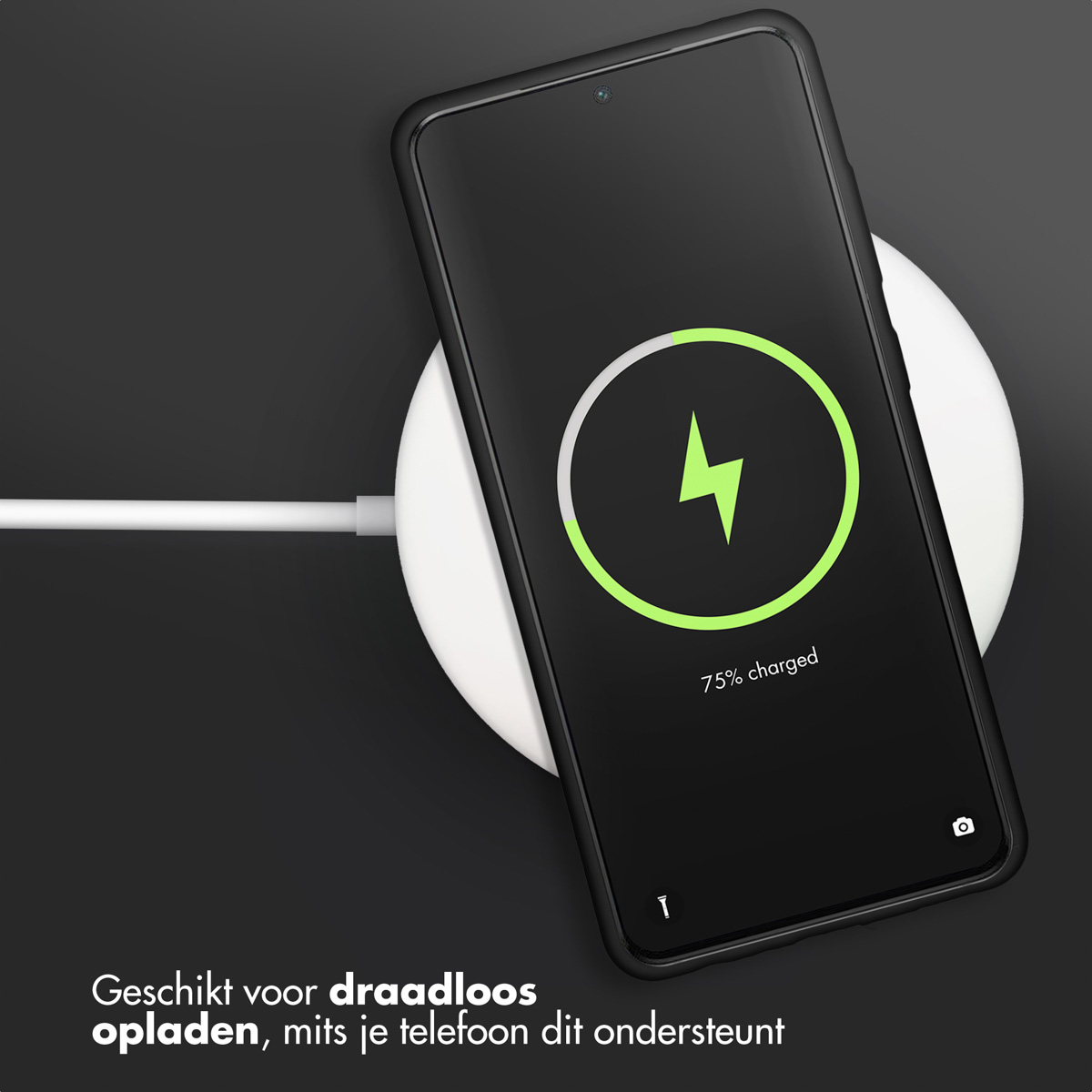 Een telefoon wordt draadloos opgeladen op een witte pad. De telefoon zit in een zwart hoesje en toont een oplaadsymbool.