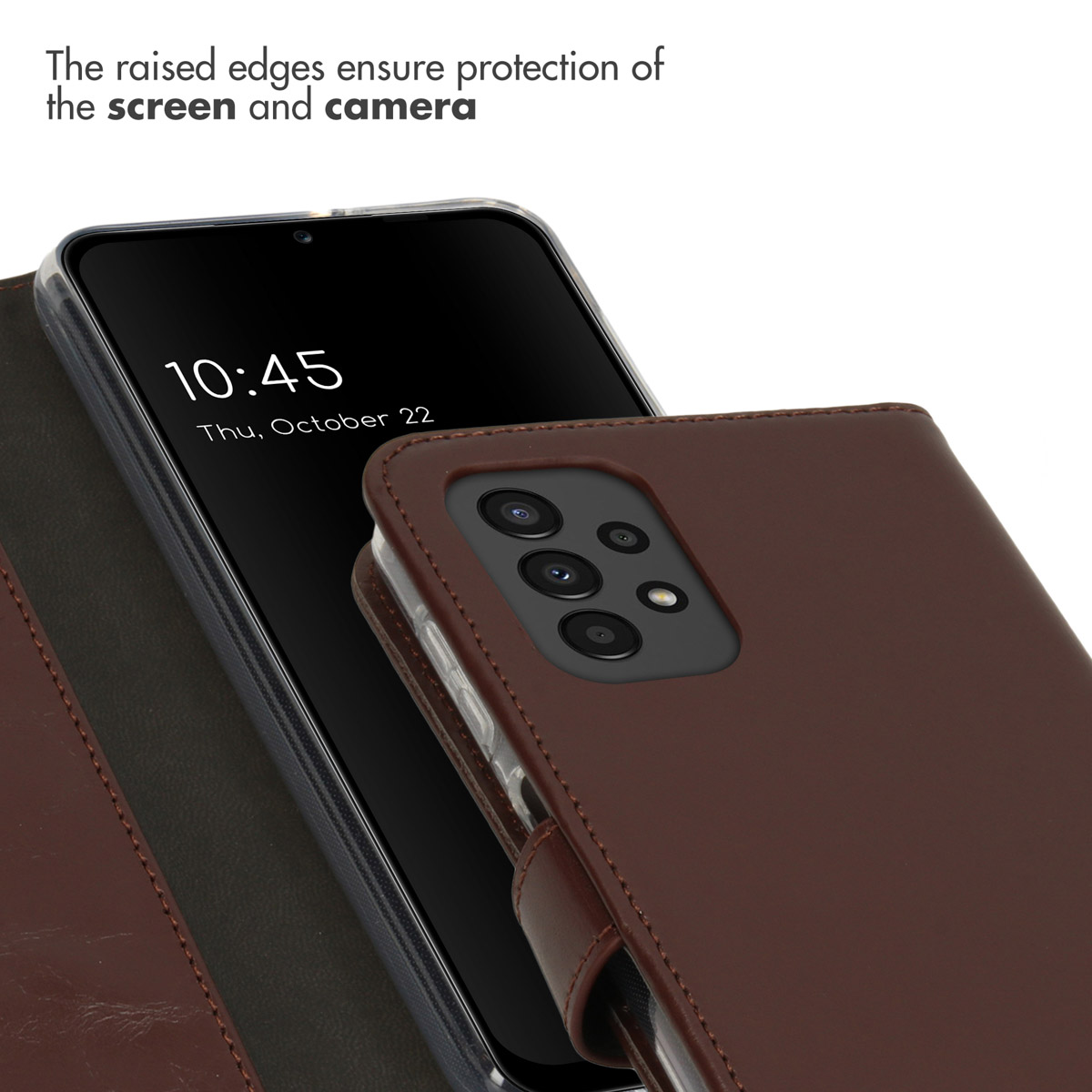 Un smartphone dans un étui en cuir marron montre l'écran avec l'heure et l'appareil photo.