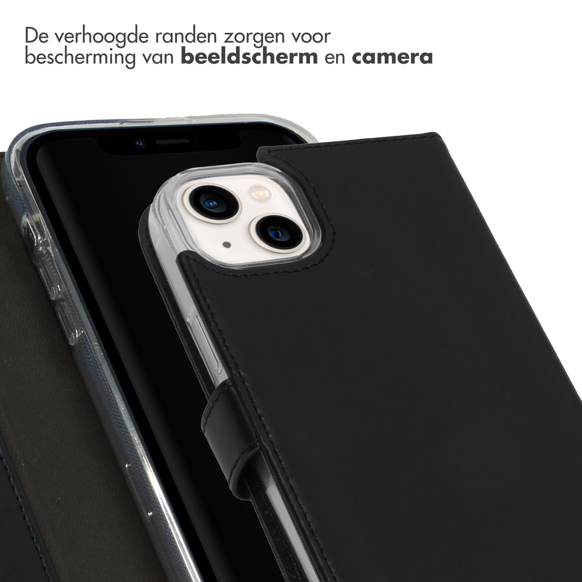 Zwarte telefoon met beschermhoes en uitsparing camera in focus.