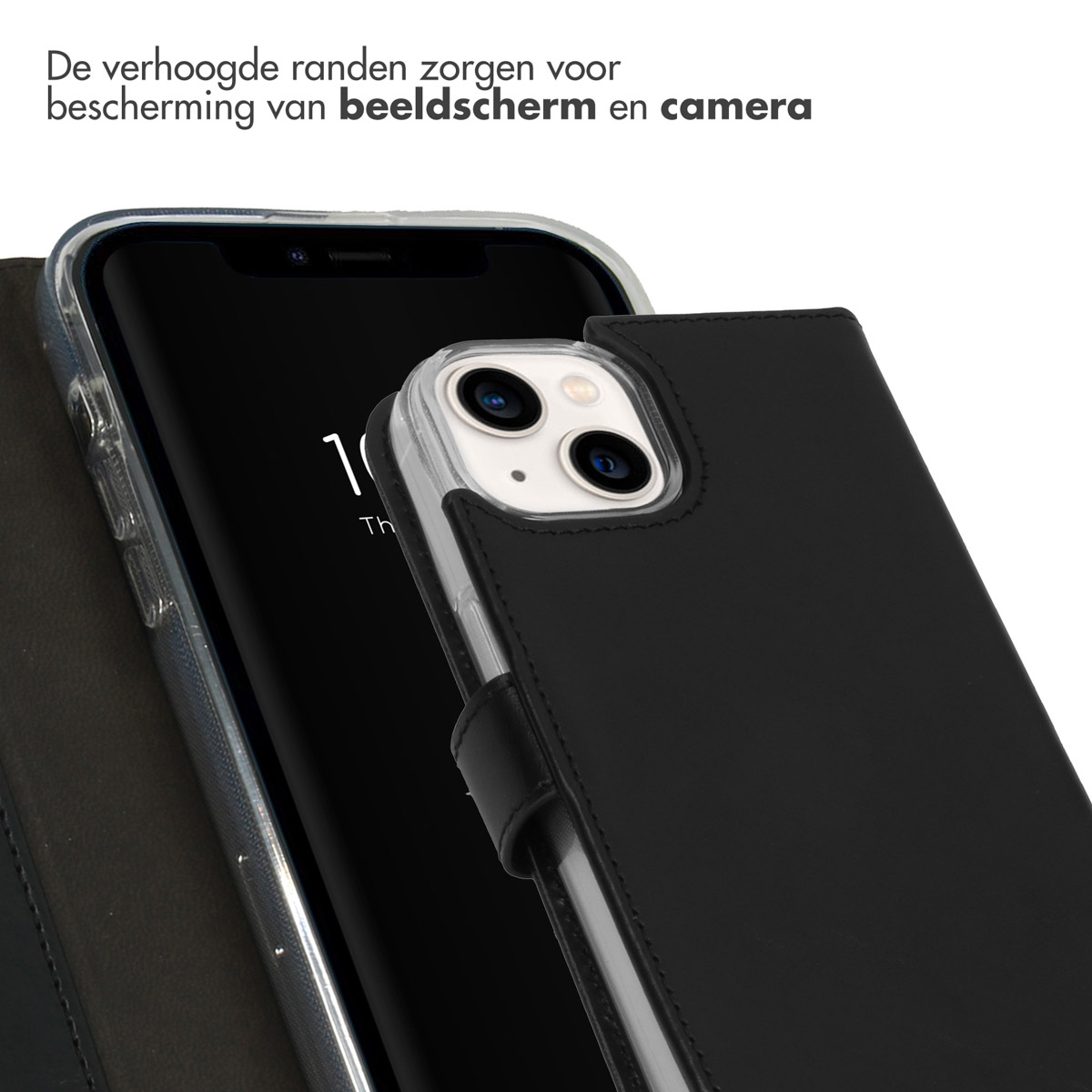 Een zwarte telefoonhoes met een doorzichtig frame ligt op een telefoon. De achtergrond is wit.