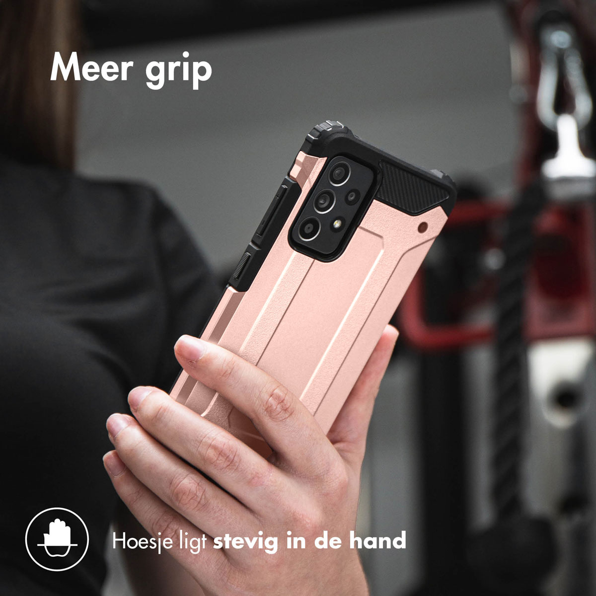 Une personne tient un téléphone or rose avec un étui robuste. Texte : "Plus d'adhérence".