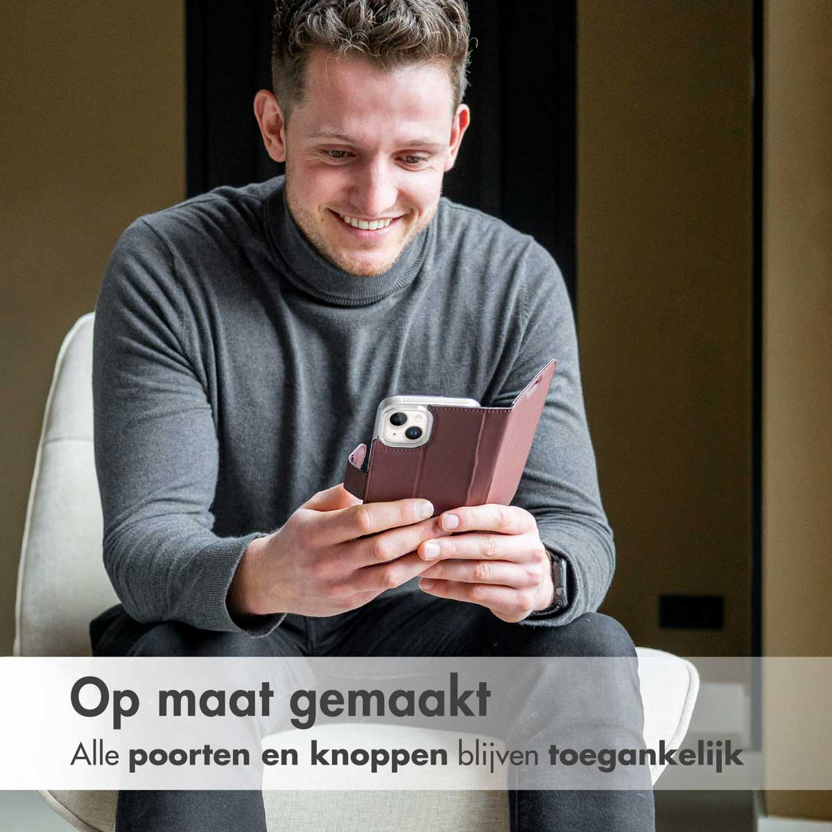 Man holding a brown phone case. Text reads 'Op maat gemaakt' and 'Alle poorten'.