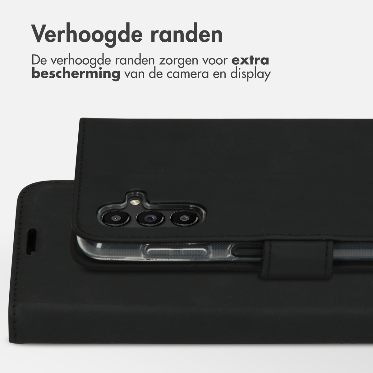 Zwarte telefoonhoes met zwarte telefoon erin. Nederlandse tekst over verbeterde camerabescherming.