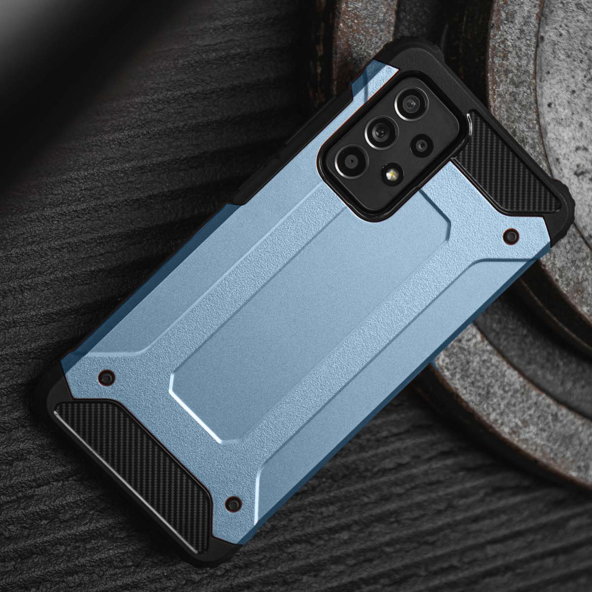 Coque de téléphone bleue avec un design robuste. Elle a un cadre sombre et est placée sur une surface sombre.