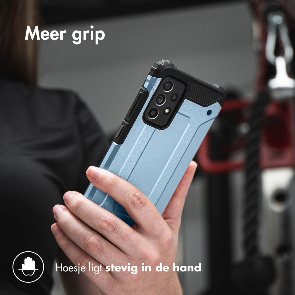 Une personne tenant une coque de téléphone bleu clair. Le texte dit 'Meer grip' et 'Hoejsie ligt stevig in de hand'.