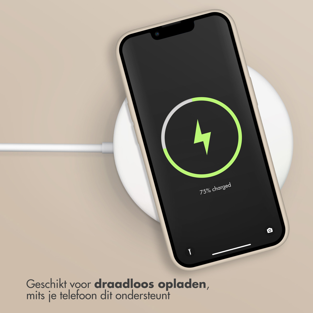 Een telefoon op een draadloze oplader, met een oplaadicoon en 75% opgeladen. De achtergrond is lichtbeige.