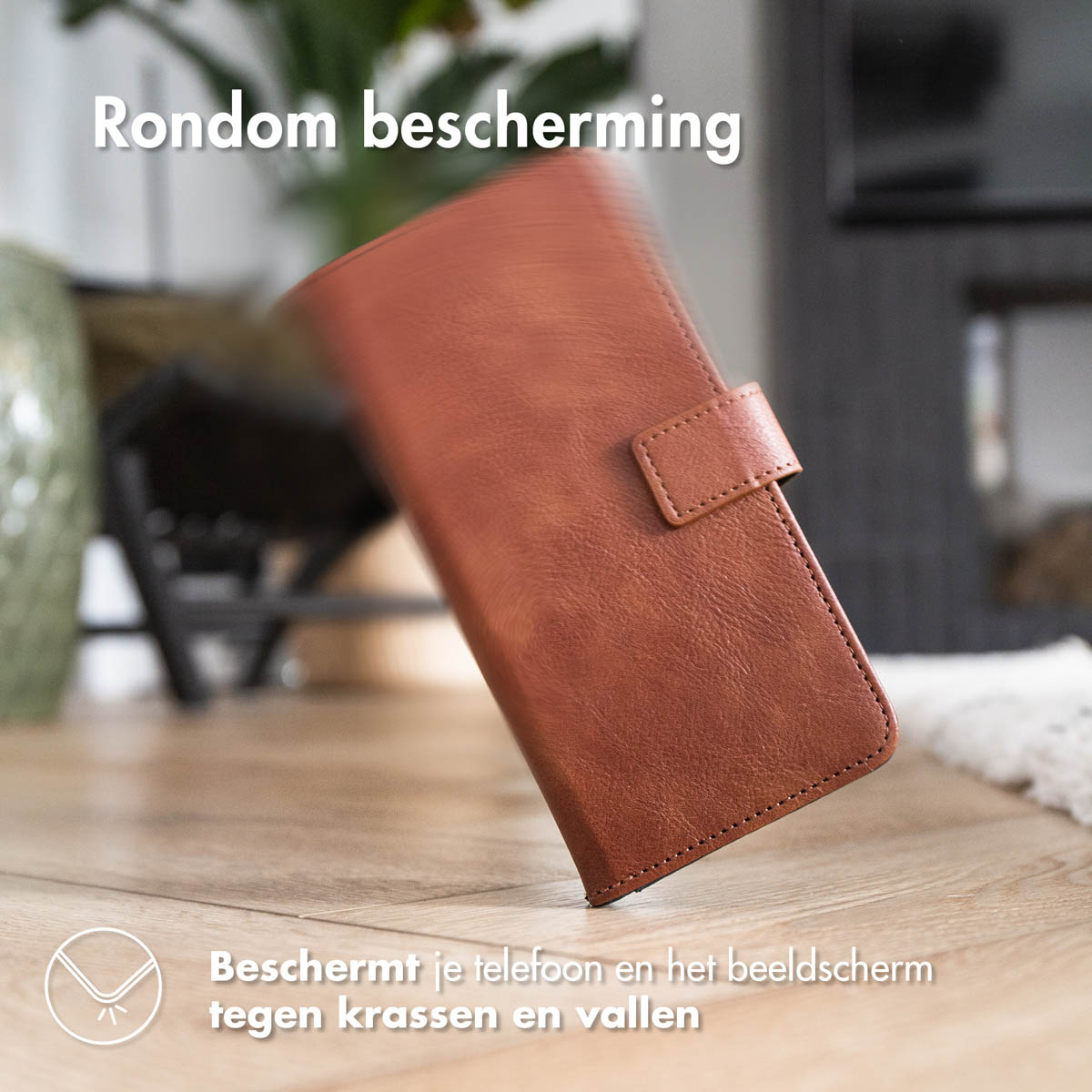 Een bruine telefoonhoes met een ledertextuur. De hoes is iets schuin geplaatst, op een houten oppervlak.