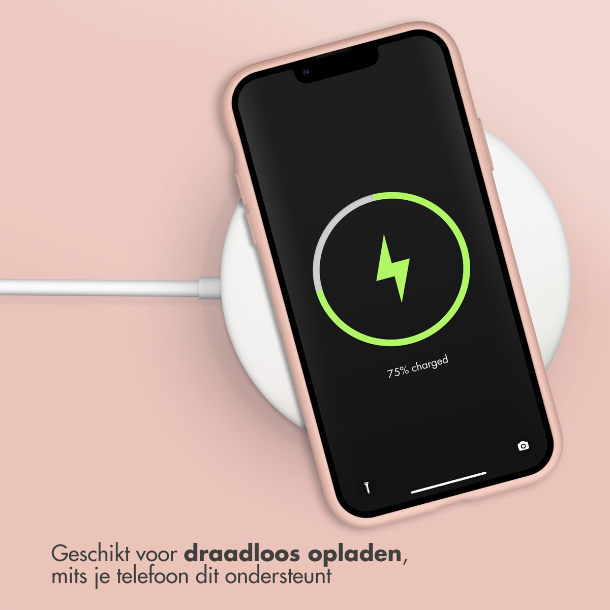 Telefoon draadloos opladen op een wit oplaadpad met een roze achtergrond. Het scherm toont het opladen.