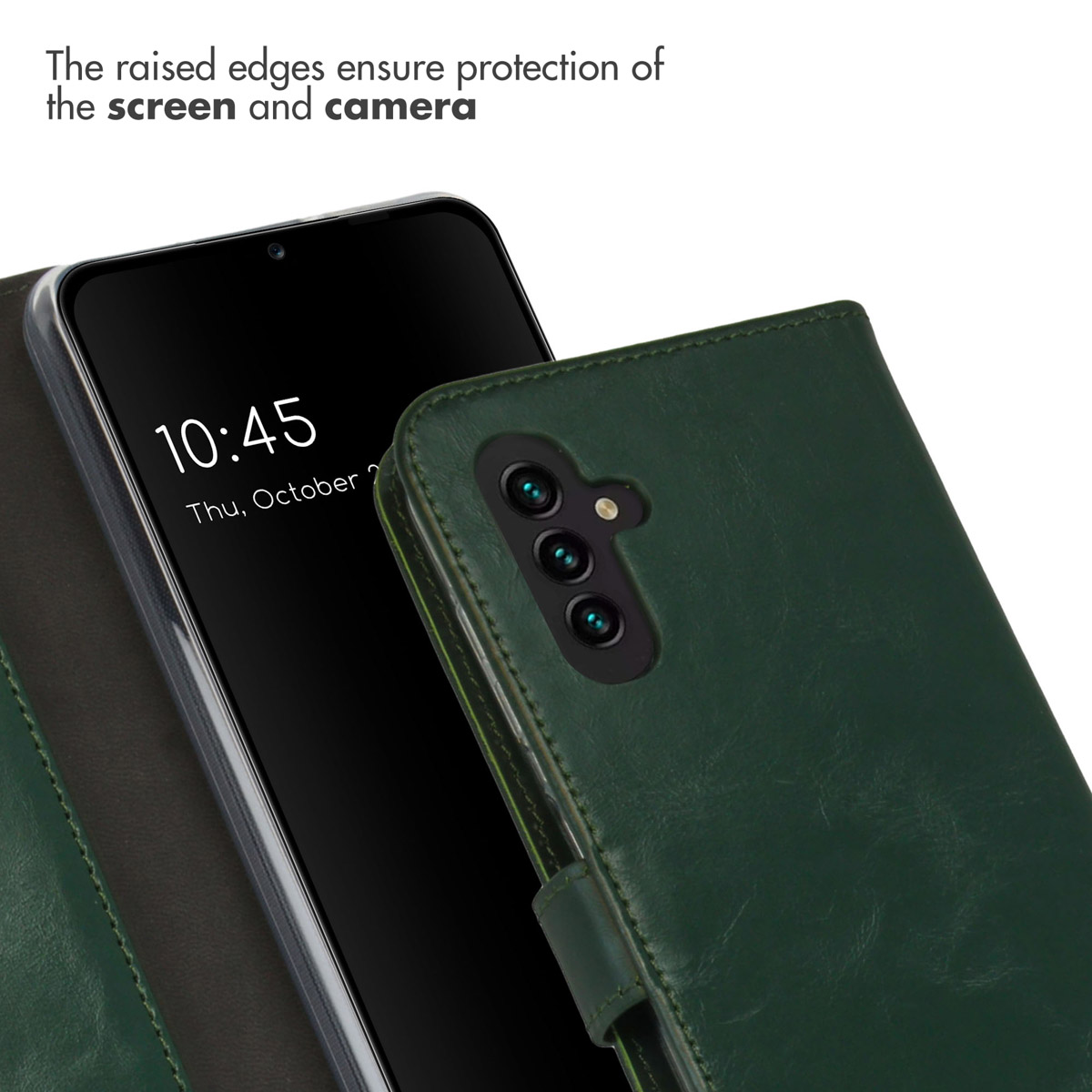 Groene leren telefoonhoes met een zwarte telefoon erin. Tijd op het scherm is 10:45, 2 oktober.