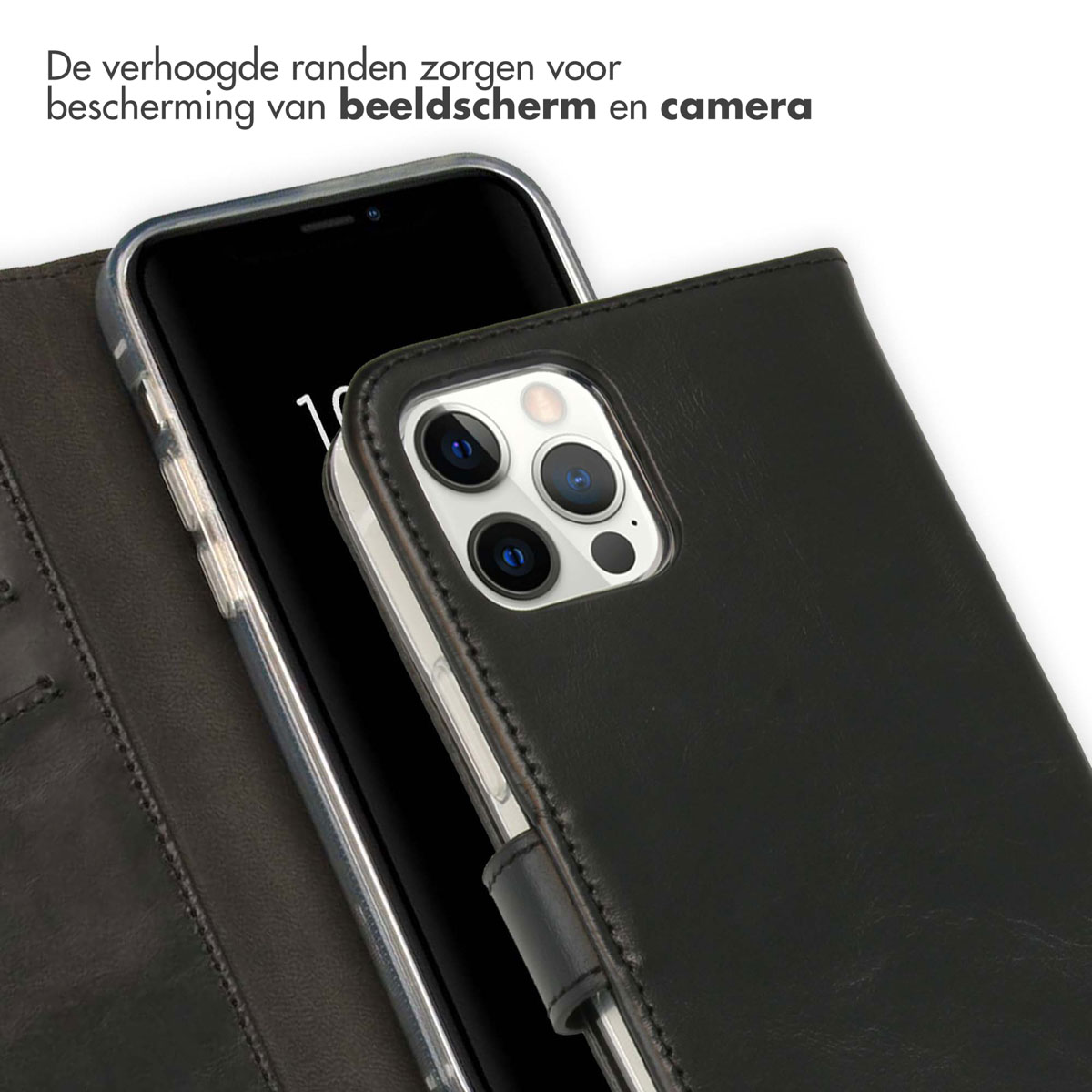Close-up van een zwarte lederen telefoonhoes met een smartphone erin.