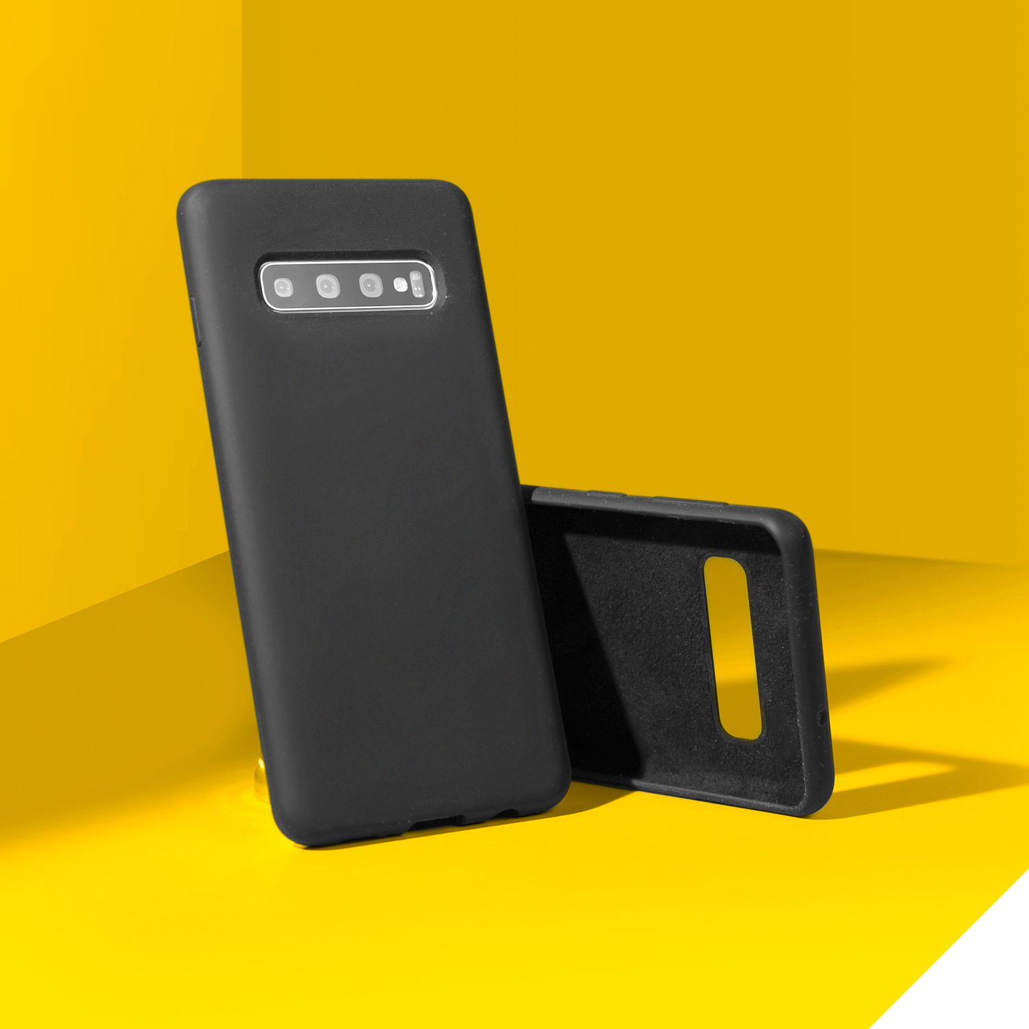 Deux coques de téléphone noires sur fond jaune avec des ombres.